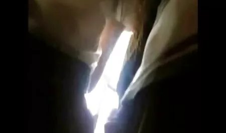 Mies pureskelee hattu suloinen tyttö ilmaista pillua