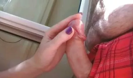 Söpö blondi tekee suihinotto ensimmäisessä persoonassa pormoa ja rasvaa