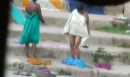 Sairaanhoitaja riisui hänen pukunsa ja ilmaiset erotiikka videot hänen miehensä lääkäri.