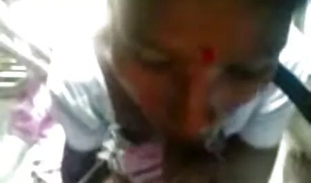 Musta nainen ilmaista pornoa netissä valkoisissa.