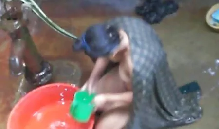 On ilmaista pillua vaikea purra kahta tyttöä takapuoleen.