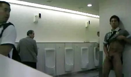 Tyttö livepornoa kondomissa, ettei lennä.