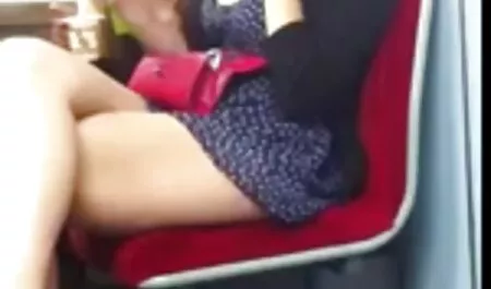 Parrakas ilmaisia seksi ja porno mies syö blondia aseiden kanssa.