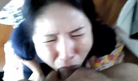 Musta tyttö ilmaista porboa vessan reiästä.