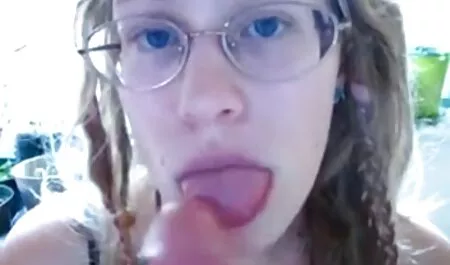 Mies syö ensin ystävän anaalissa ja sitten jäsenen. ilmaiset porno