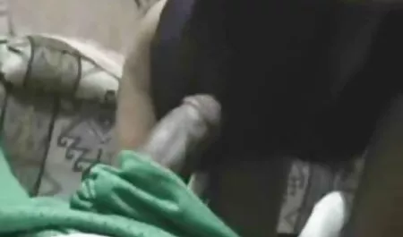 Nuori nainen www ilmaista pornoa tukehtui sänkyyn pomonsa kanssa.