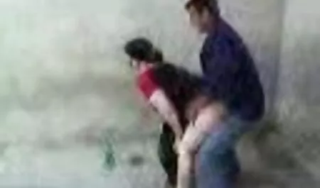 Mies kumarsi äyriäisiä, homo, pisti männän pituuden ilmaista ponoa kuriin