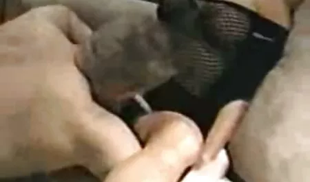 18 vuotias blondi ilmaiset pornot sininen sukat istuu pöydässä ja näyttää hänen tissit.