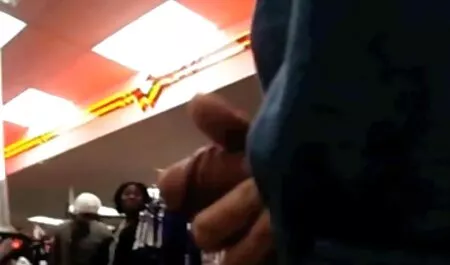 Frank on vain puolialastomana sukissa. ilmaistapornoa