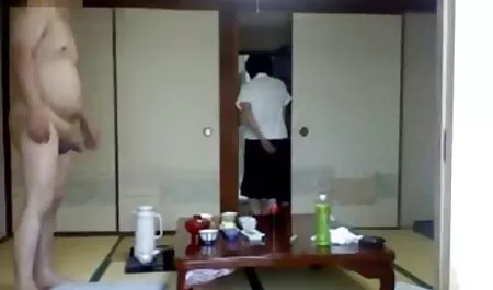 Casey luovuttaa rakastajansa ilmaista aikuisviihdettä ahtaalle sohvalle.