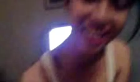 Mies nuolee kauniin tytön ilmastapornoa jalkaa ja päättyy rakastelun jälkeen lattialle