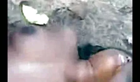 Hän teeskenteli kierivänsä ilmaiset pornot öljylähteessä.