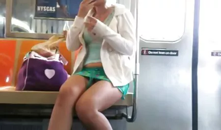 Afrikkalainen nainen tanssii pormoa peniksellä.