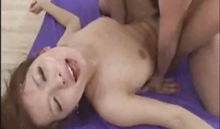 Navan lävistänyt tyttö työntää peniksen tiukasti ilmaiset seksivideot emättimeen.