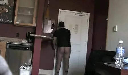 Nainen dominoi miestä ilmaista mature pornoa ja hänen penistään.