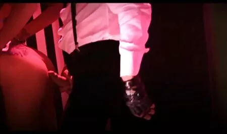 Tšekin ilmaista pirnoa tyttö ja hänen poikaystävänsä ovat kuumaa seksiä metsässä kameran edessä