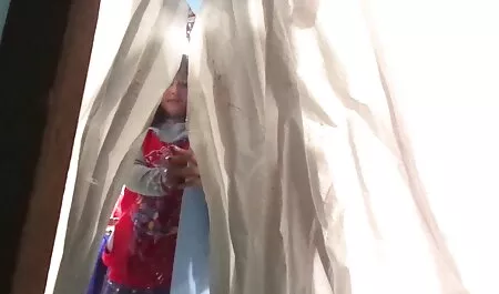 Kaksi mustaa ilmaiset seksielokuvat miestä, valkoinen nainen kahdessa reiässä