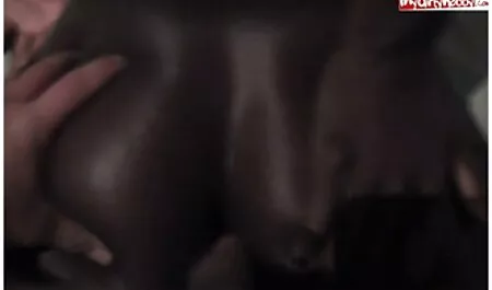 Kaksossiskot ilmaita pornoa harrastavat seksiä miehen kanssa.