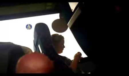 Pomo työntää pöytää sormella ja sihteeriä. ilmaista pornoa