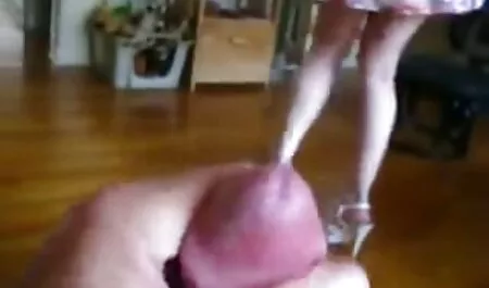 Kaunis ilmaisia seksikuvia nukke kaunis hattu, itsetyydytys sängyssä.