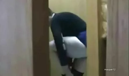 Nainen käveli puiston läpi ilmainen seksivideo ja näyttää pilluaan ohikulkijoille