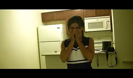 Itsetyydytys on ilmainen erotiikka kaunis tyttö, ja myrsky masturboi pöydälle.