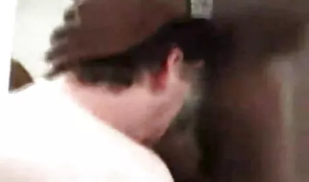 Mies viettelee kauniin naisen ja rakastaa aikuisviihdettä ilmaiseksi autossa sinä päivänä.