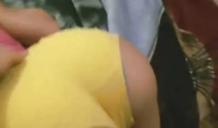 Tyttö nuori ilmaisia seksi ja innostunut imee iso kulli vanha pomo