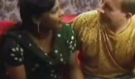 Valkoinen ilmainen porno mies mustalle orjalle, jolla on vaate emättimessä.