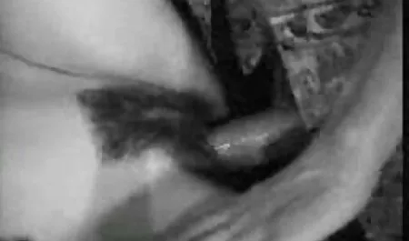 Opiskelija katso ilmaista pornoa Kursk humalassa ja naudanlihaa paista pöydällä ja kylvyssä.