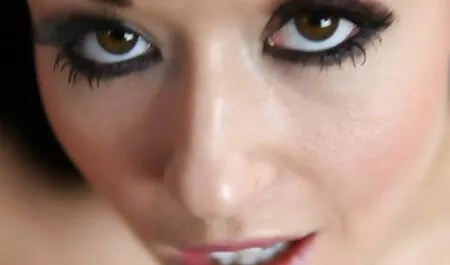 Tyttö on Kukko välillä hänen pornoa ilmaista pornoa tissit ja tekee henkilö kotona.