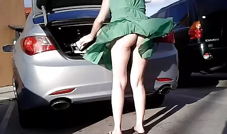 Puolialaston tyttö, jolla on upea vartalo ilmaiset porno pornochatissa.