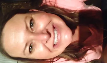 Mies, silmälasit, aasialainen, aikuisviihdettä ilmaiseksi rotu harrastamassa seksiä.