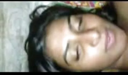 Hauras tyttö vaihtaa ilmastapornoa asentoja seksin aikana.