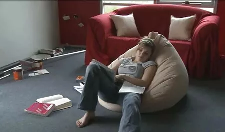 Miehet, joilla on tiukat housut, pojat perseessä. ilmaistasuomipornoa