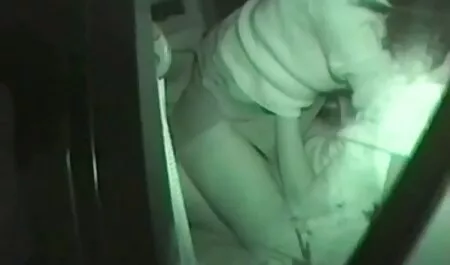 Brittinainen ilmaiset porno elokuvat on laittanut jäsenen rintojen väliin.